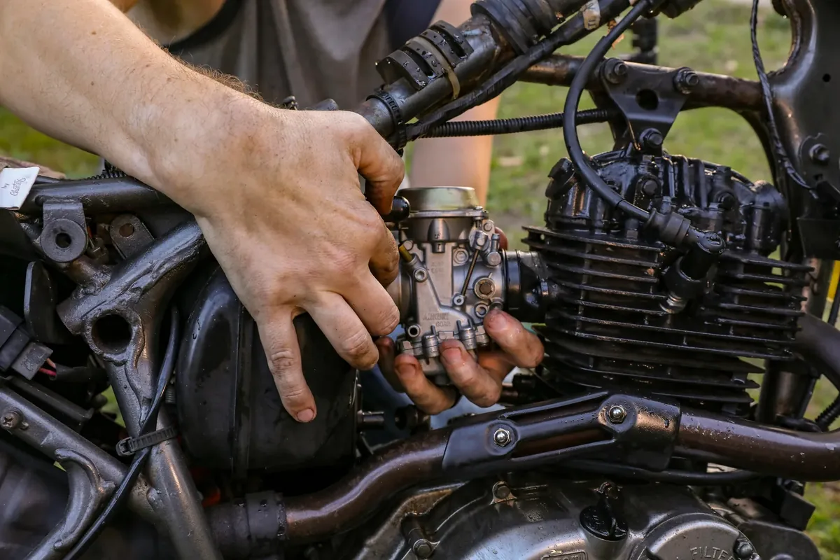 Carburador sendo montado em um motor de motocicleta