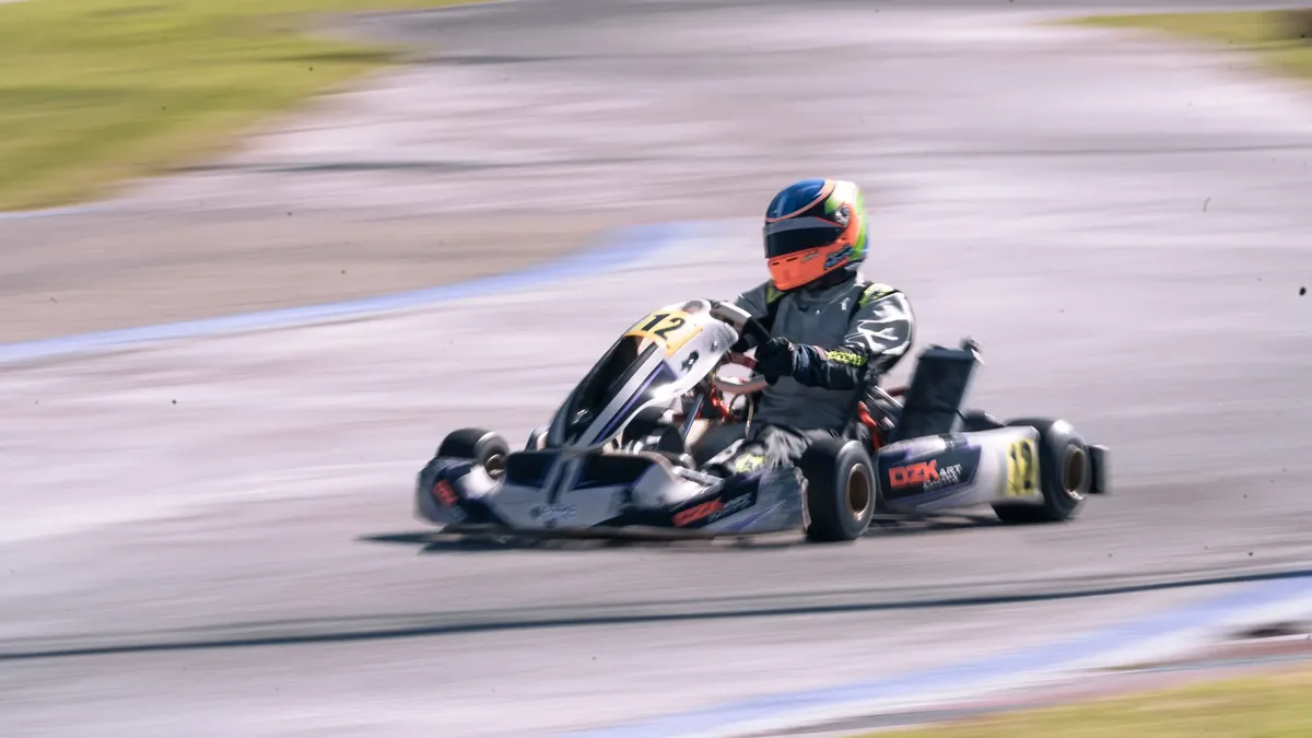 Kart de corrida em alta velocidade numa pista