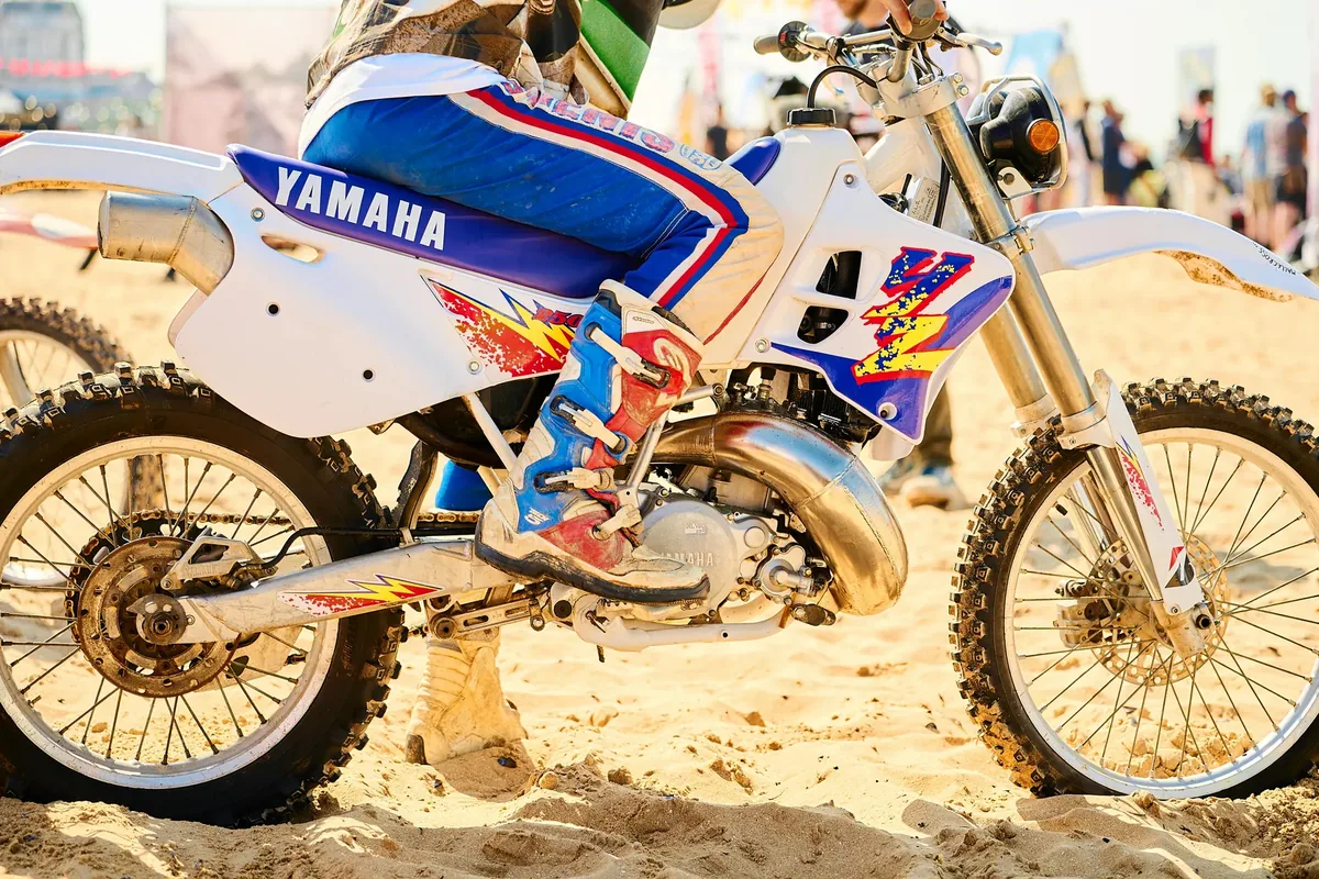 Moto de trilha Yamaha YZ250 numa pista de areia